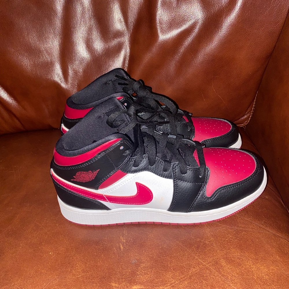 Nike Jordan 1 Bred Toe Sneakers